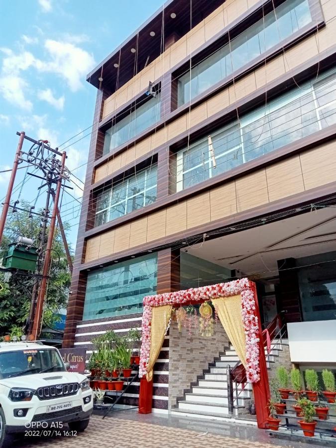 Hotel Citrus Лакнау Екстериор снимка