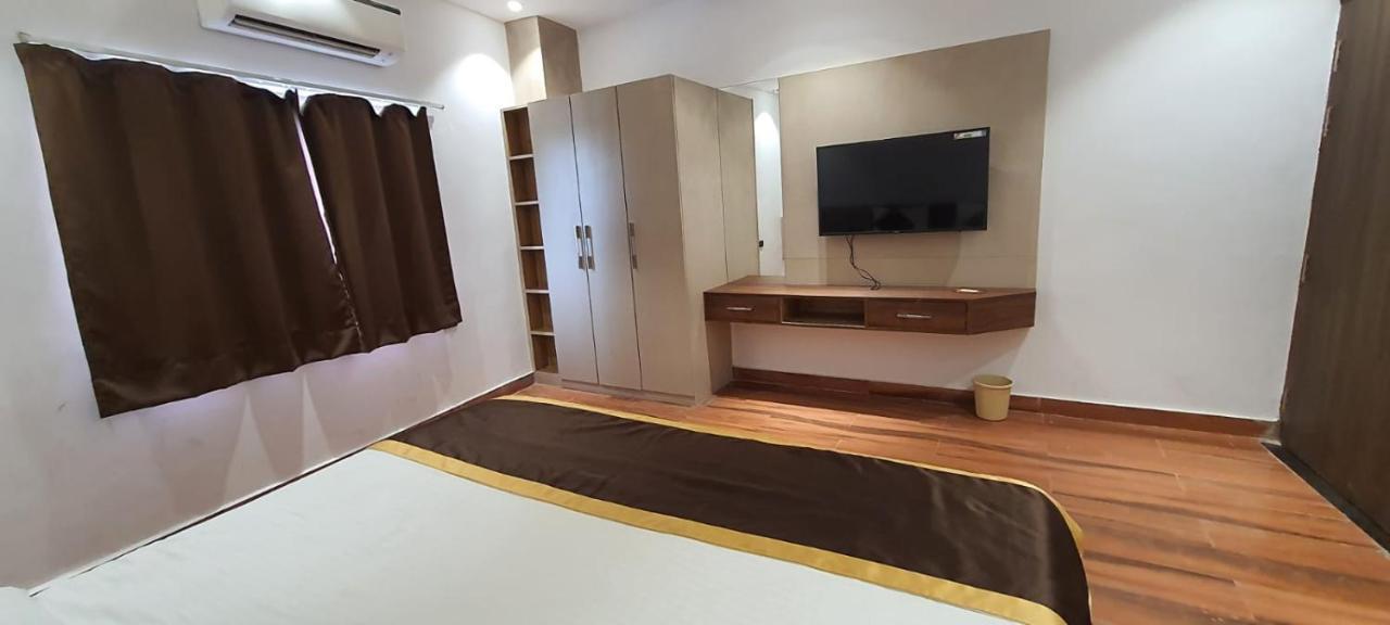 Hotel Citrus Лакнау Екстериор снимка